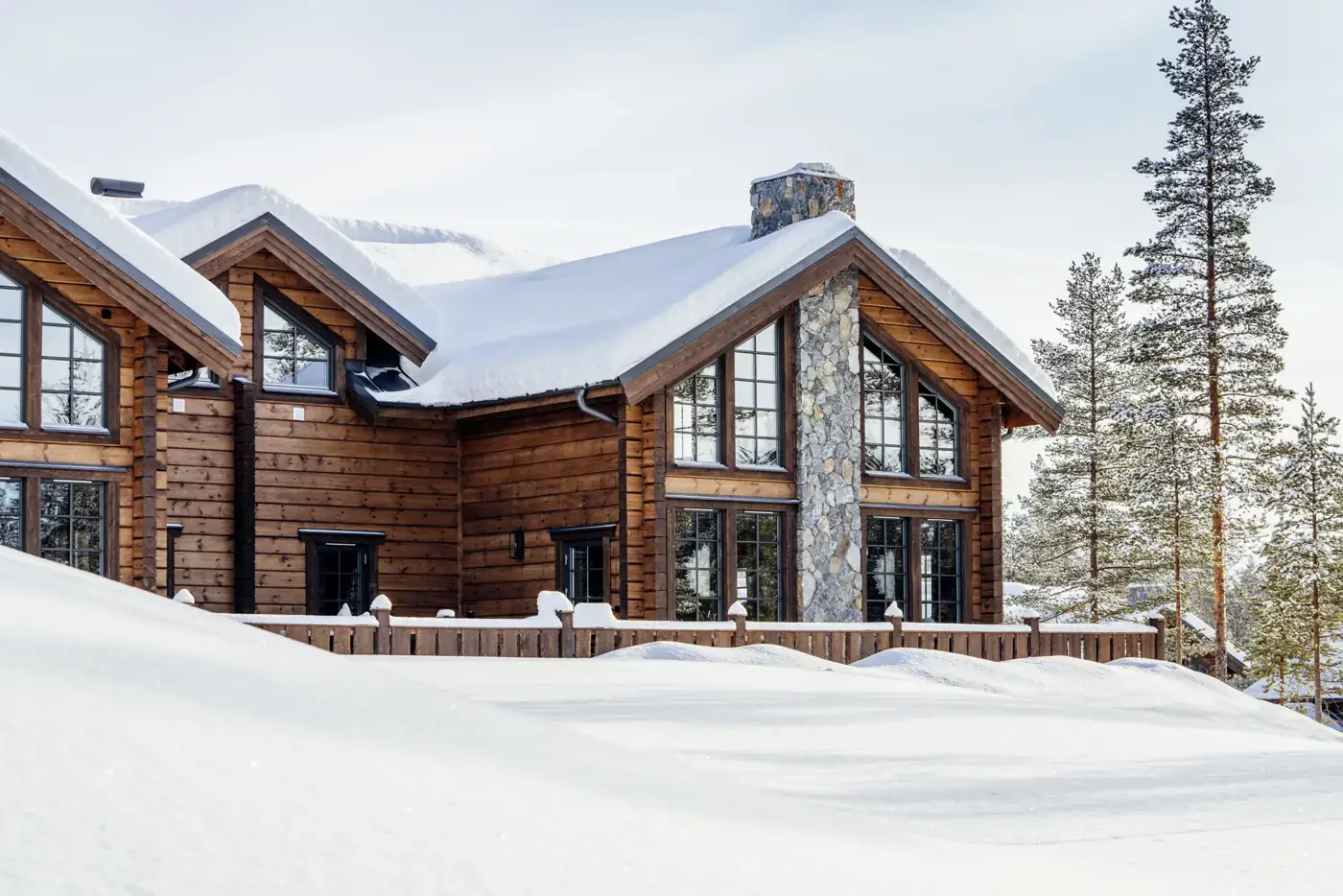 Gavelfasad med träpanel och stora fönsterpartier