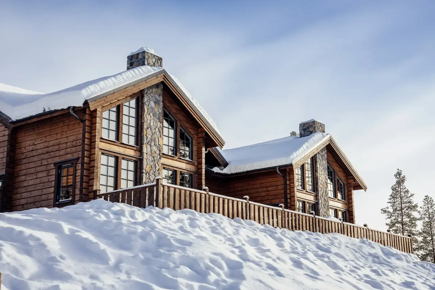 Lodgefasad i lågt solljus