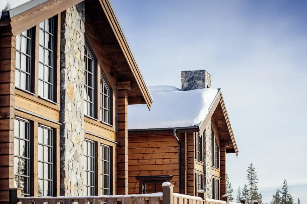 Lodgens gavel med höga fönster mot fjällandskapet