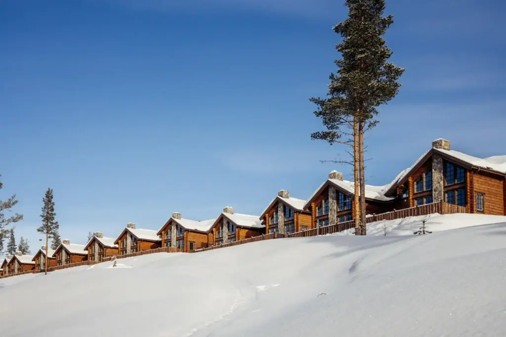 Rad av lodger med snötäckta tak i Idre Bergsby