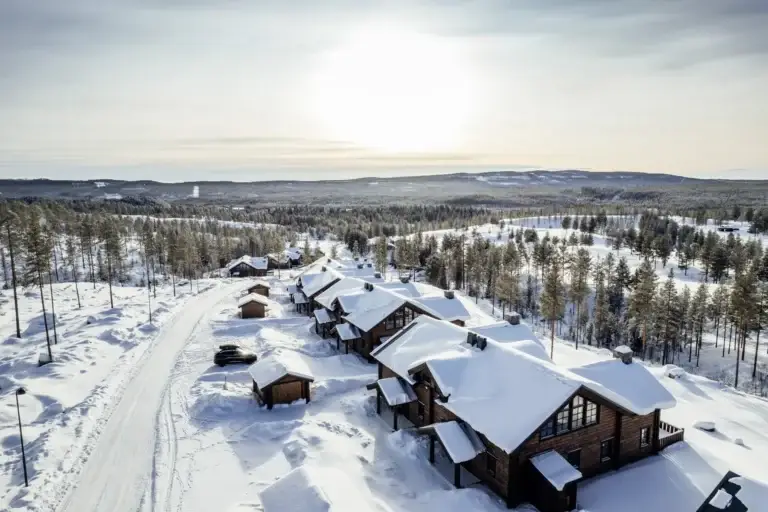 Idre Bergsby med lodger och fjäll i bakgrunden