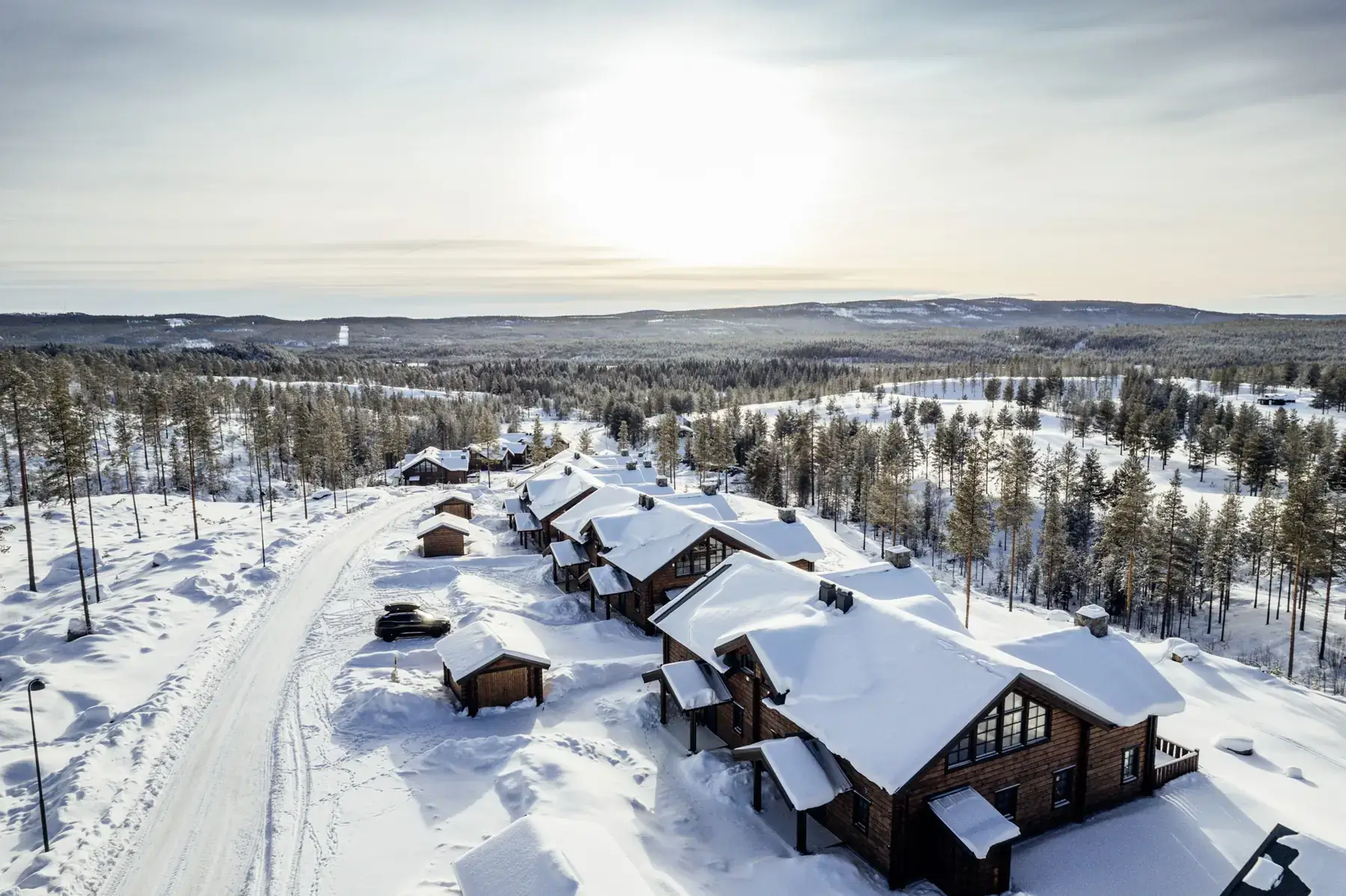 Idre Bergsby med lodger och fjäll i bakgrunden